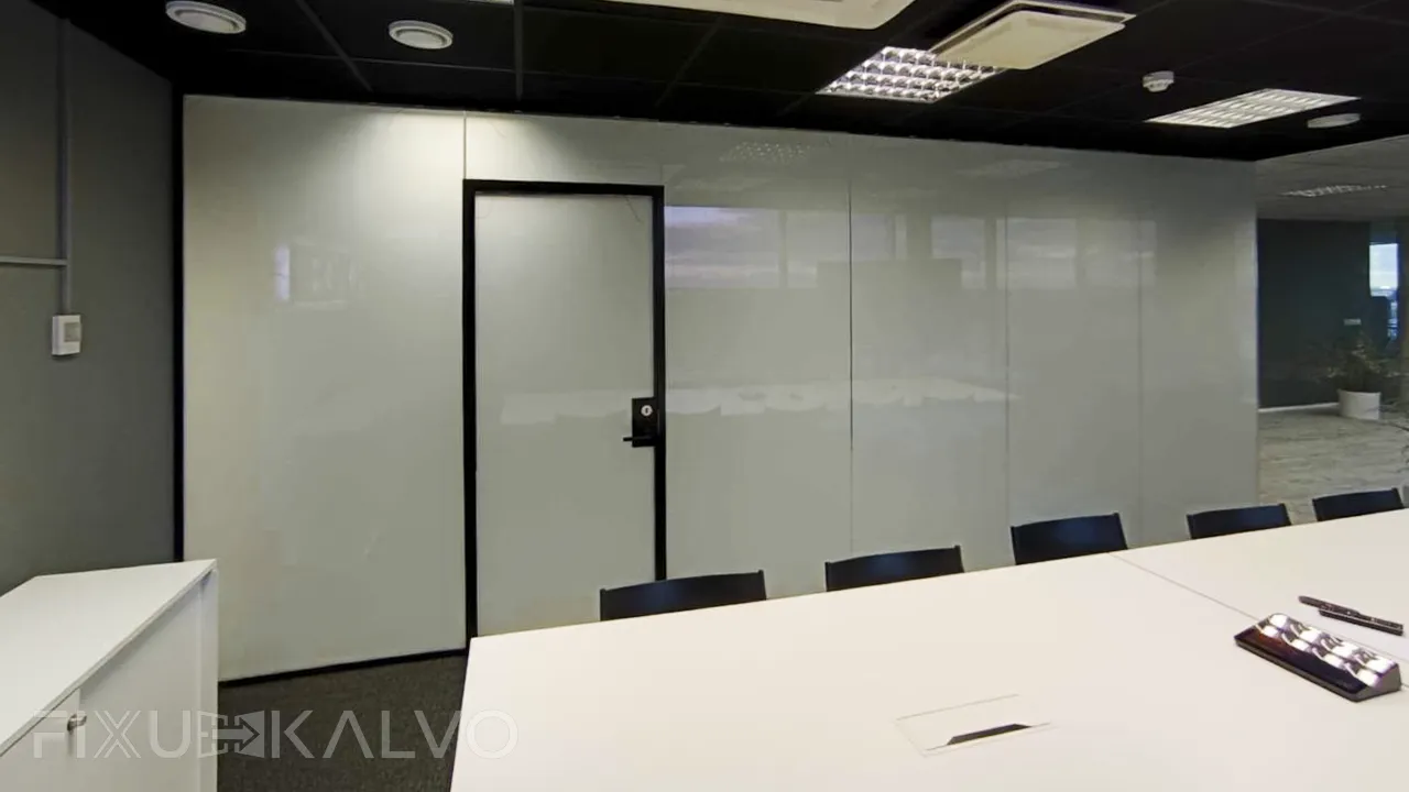 Älykalvot toimistossa lasiseinissä