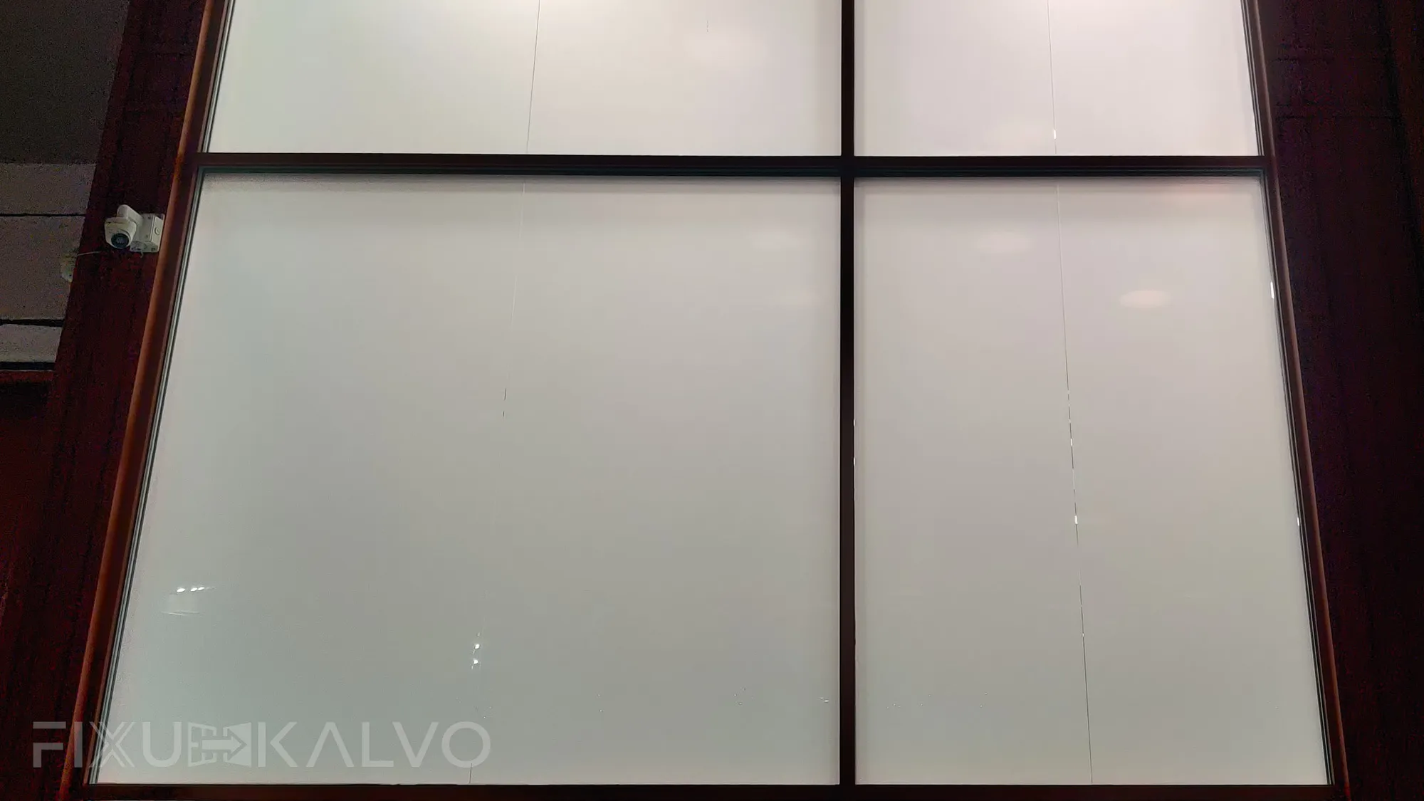 Älykalvot asennettu koulun ikkunoihin