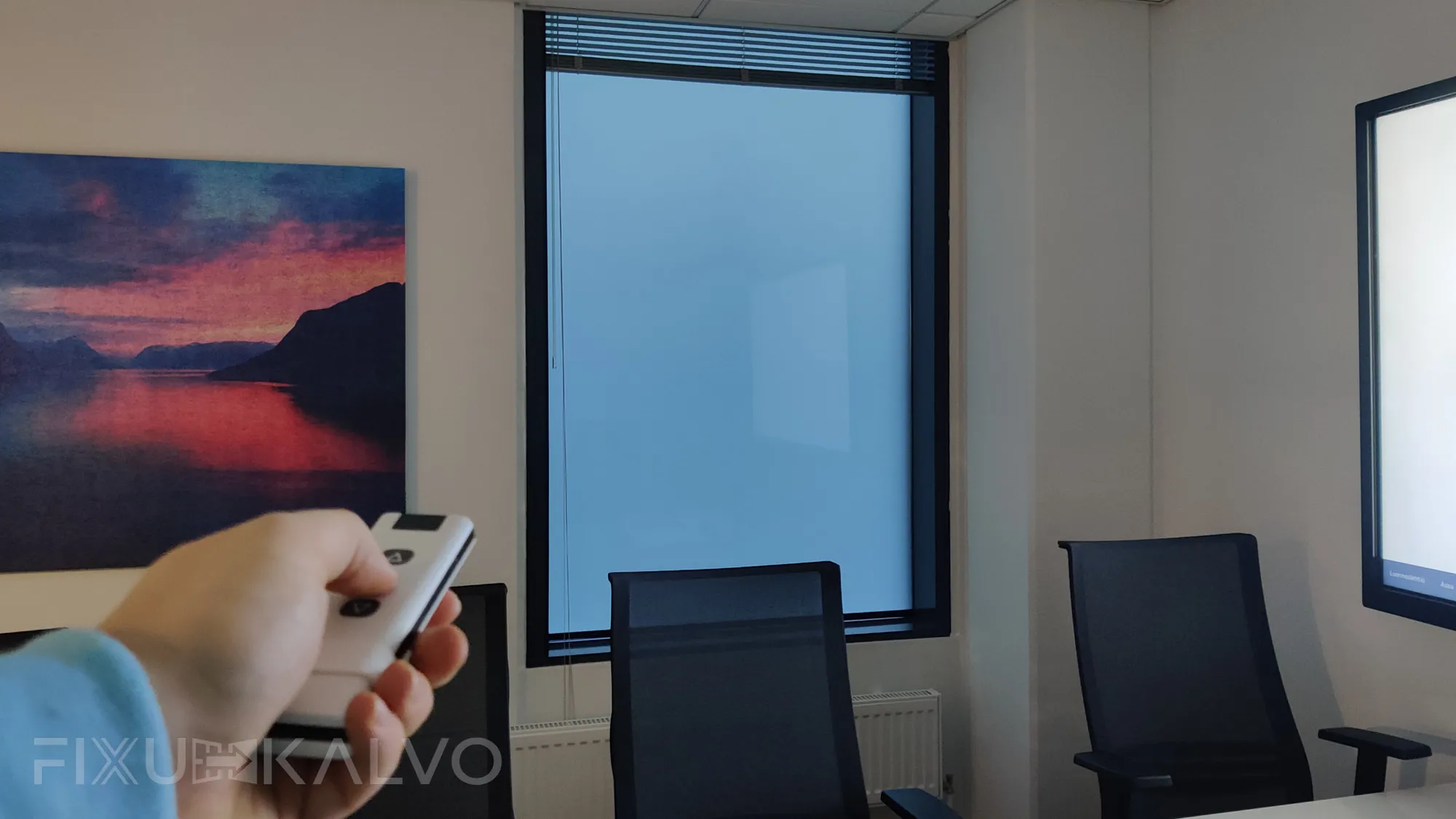 Älykalvot asennettu toimiston ikkunoihin