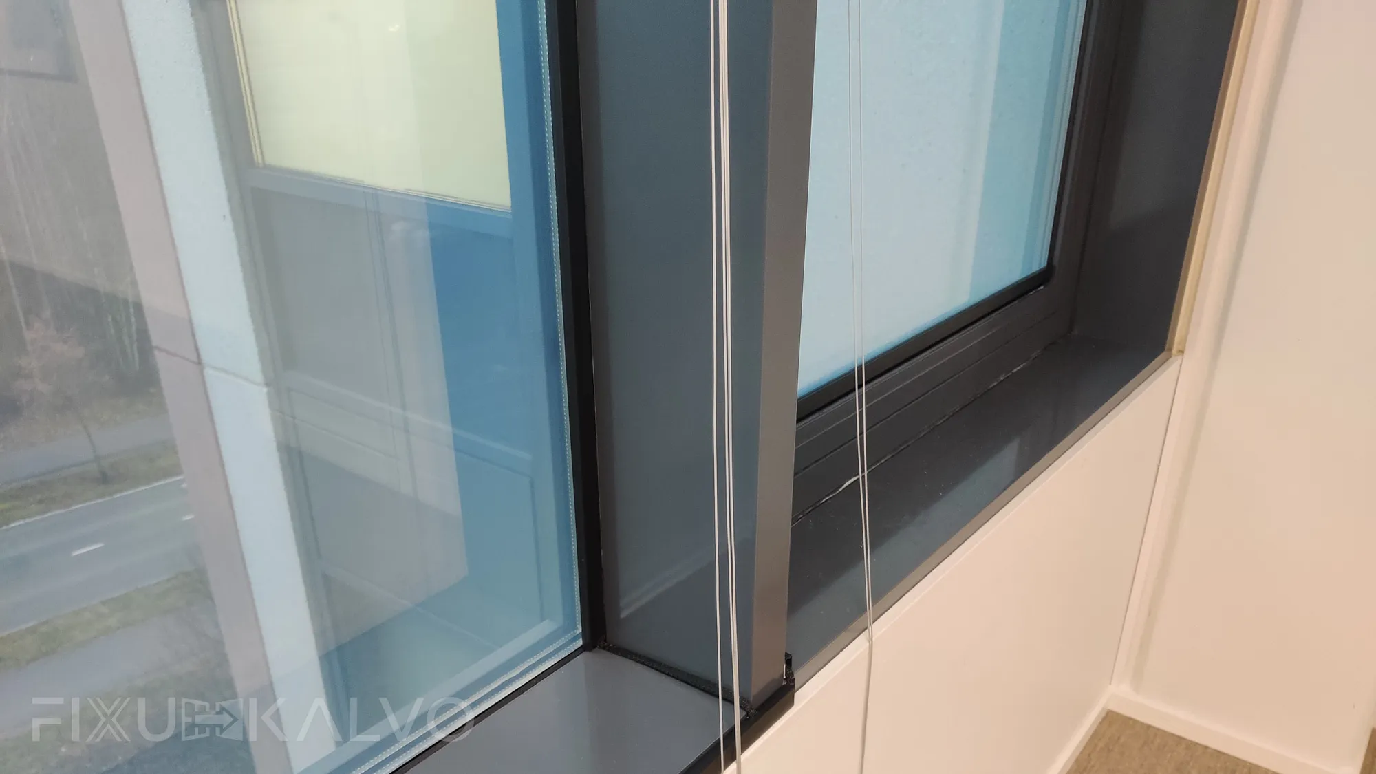 Älykalvot asennettu toimiston ikkunoihin