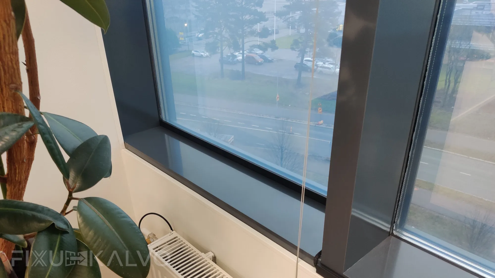 Älykalvot asennettu toimiston ikkunoihin