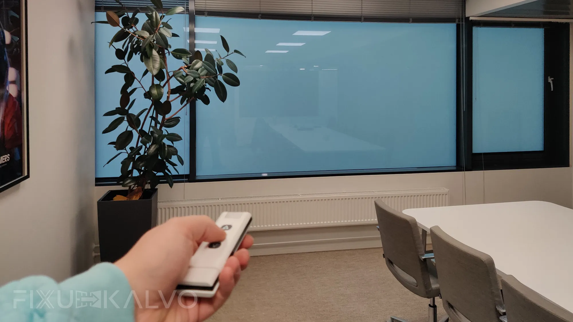 Älykalvot asennettu toimiston ikkunoihin