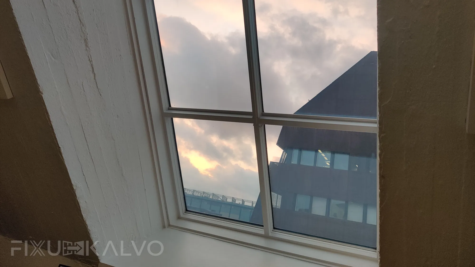 Älykalvot asennettu toimiston lapeikkunoihin