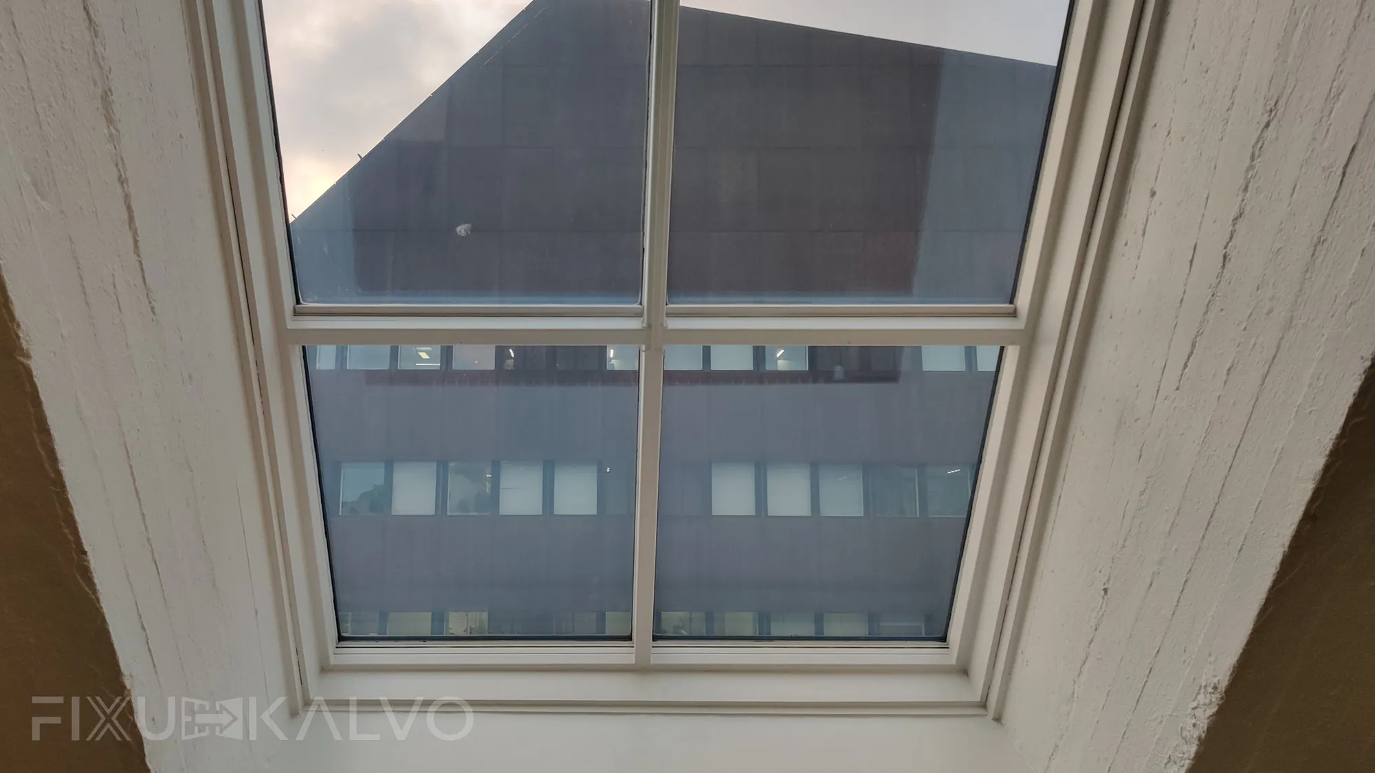 Älykalvot asennettu toimiston lapeikkunoihin