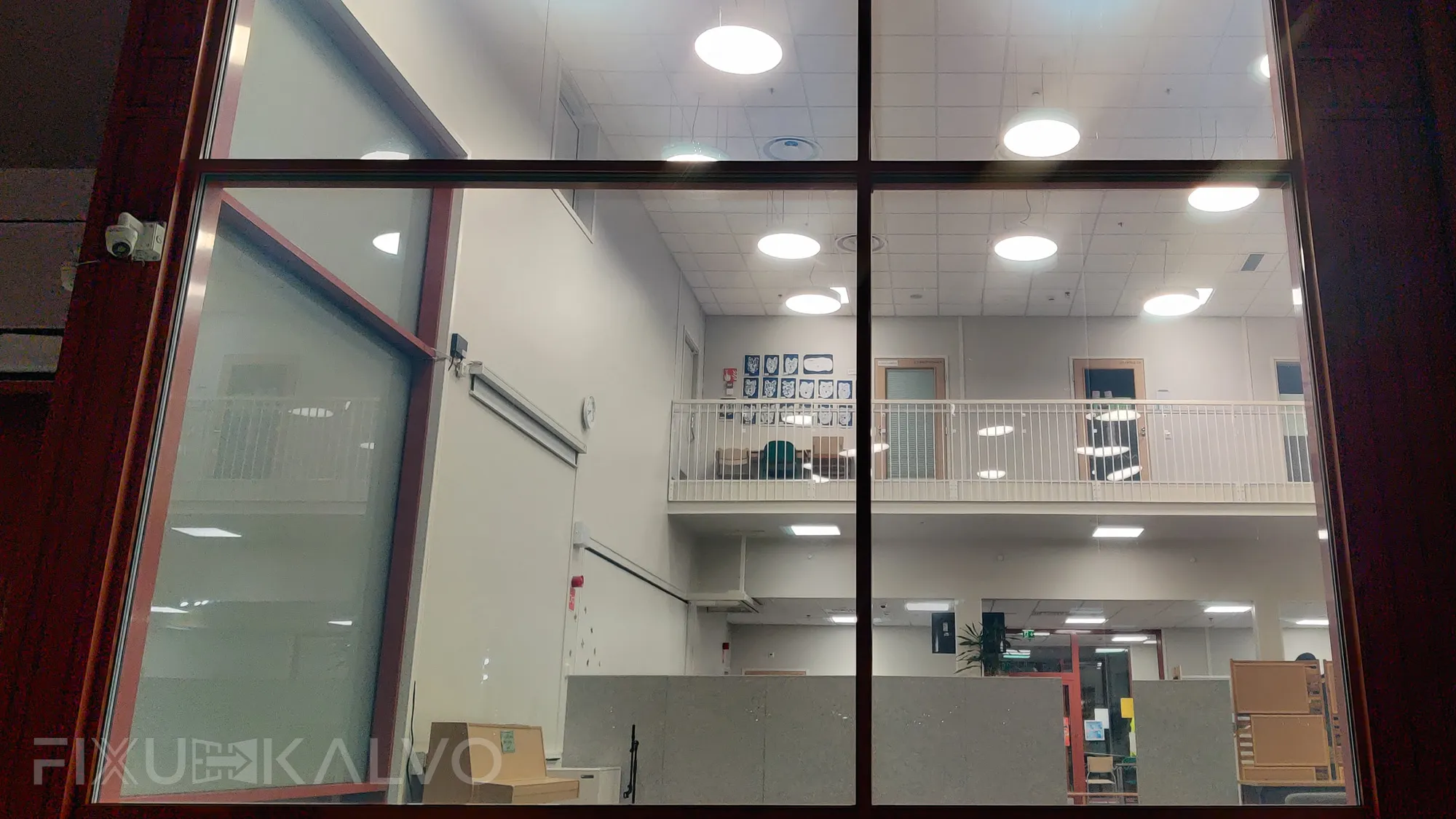 Älykalvot asennettu koulun ikkunoihin