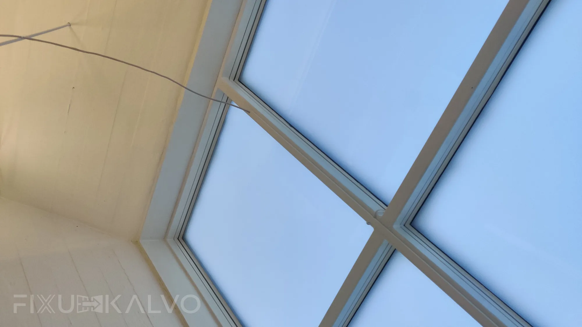 Älykalvot asennettu toimiston lapeikkunoihin