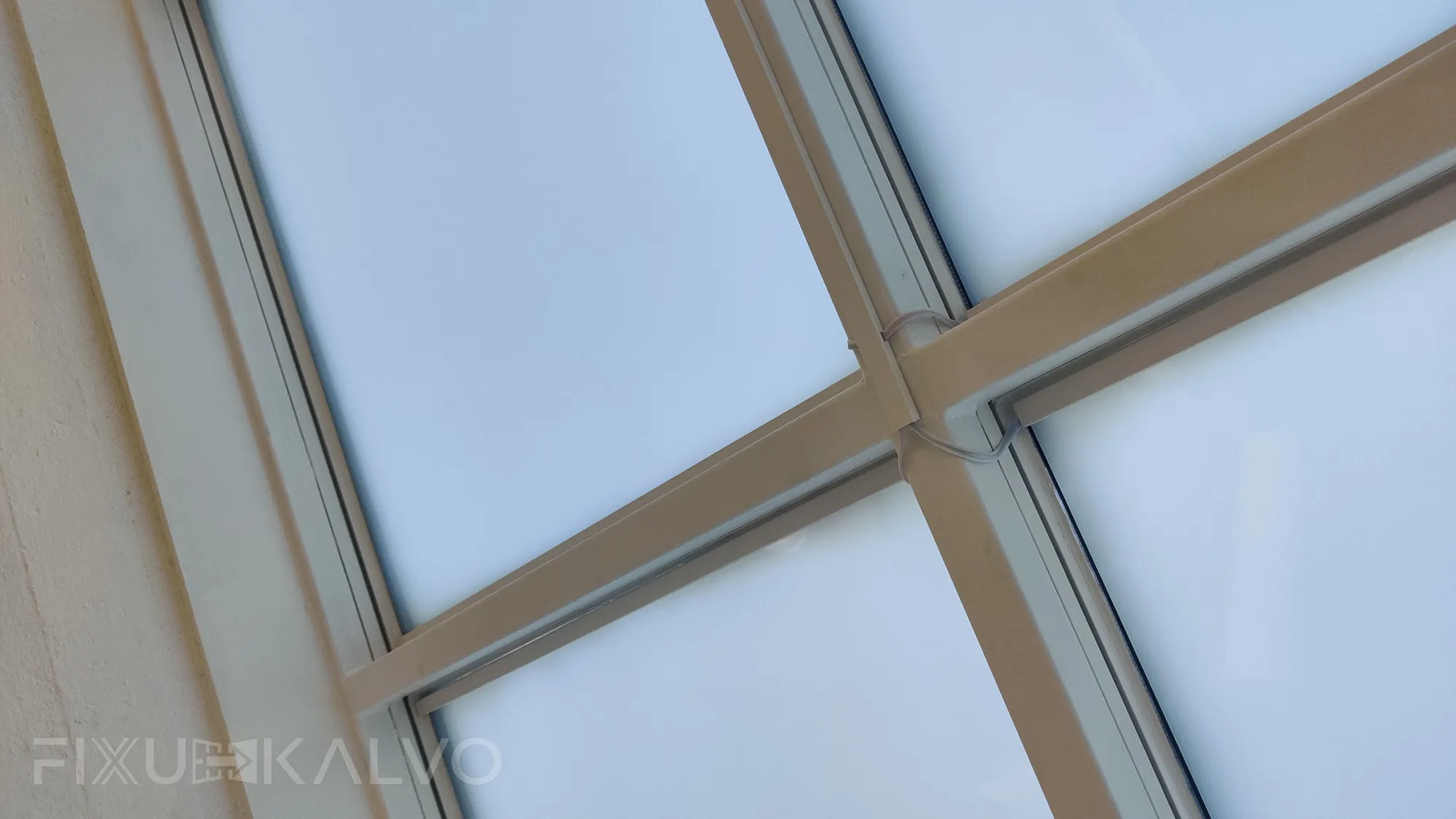 Älykalvot asennettu toimiston lapeikkunoihin