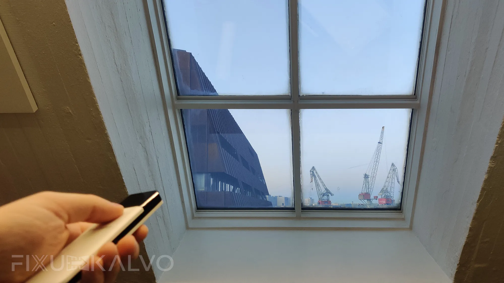 Älykalvot asennettu toimiston lapeikkunoihin