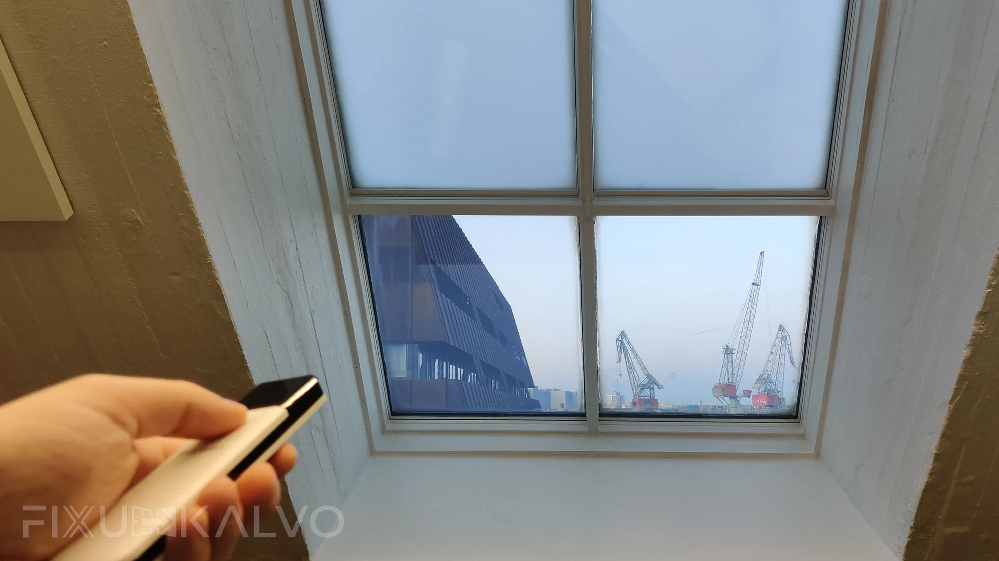 Älykalvot asennettu toimiston lapeikkunoihin