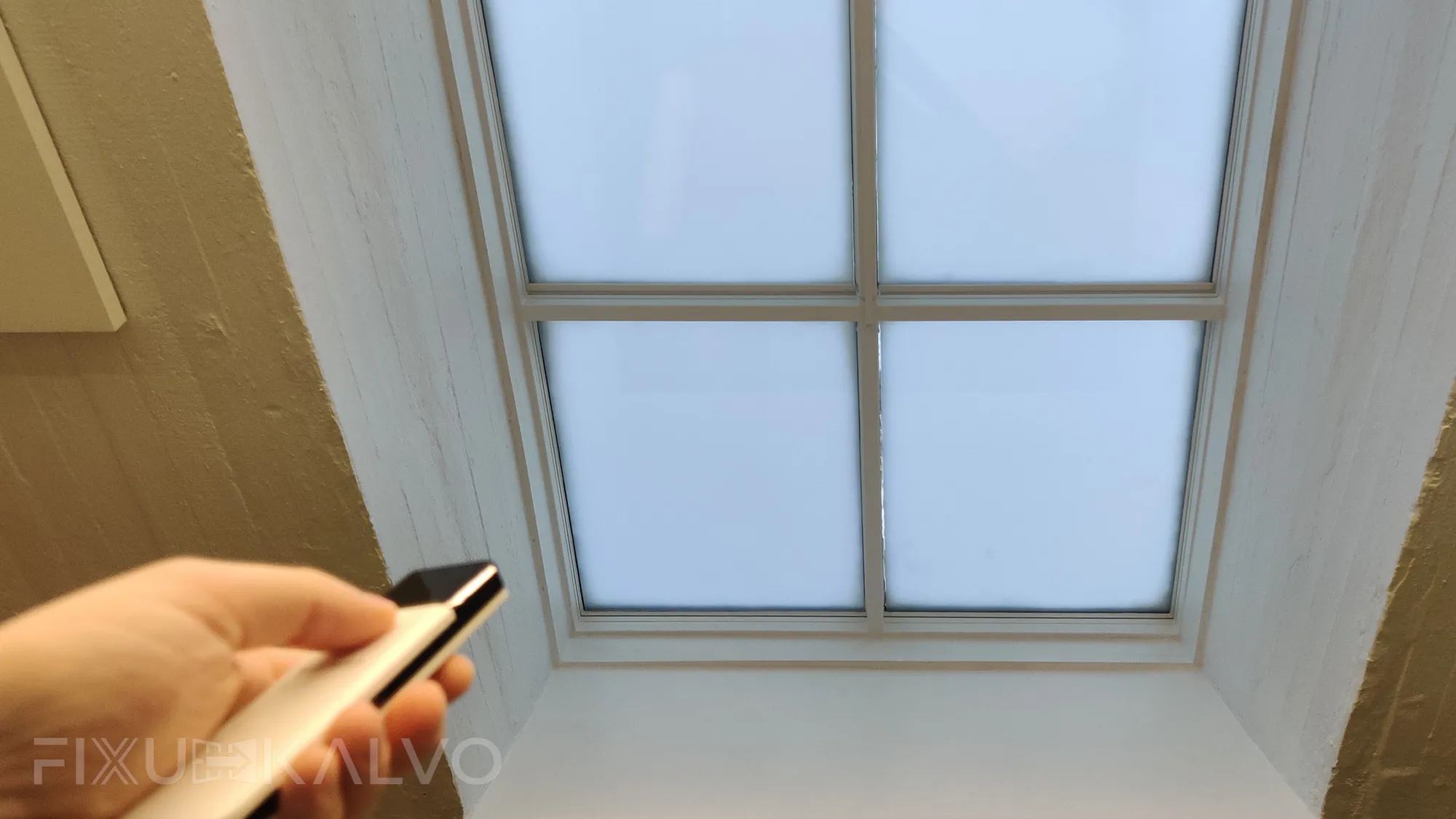 Älykalvot asennettu toimiston lapeikkunoihin