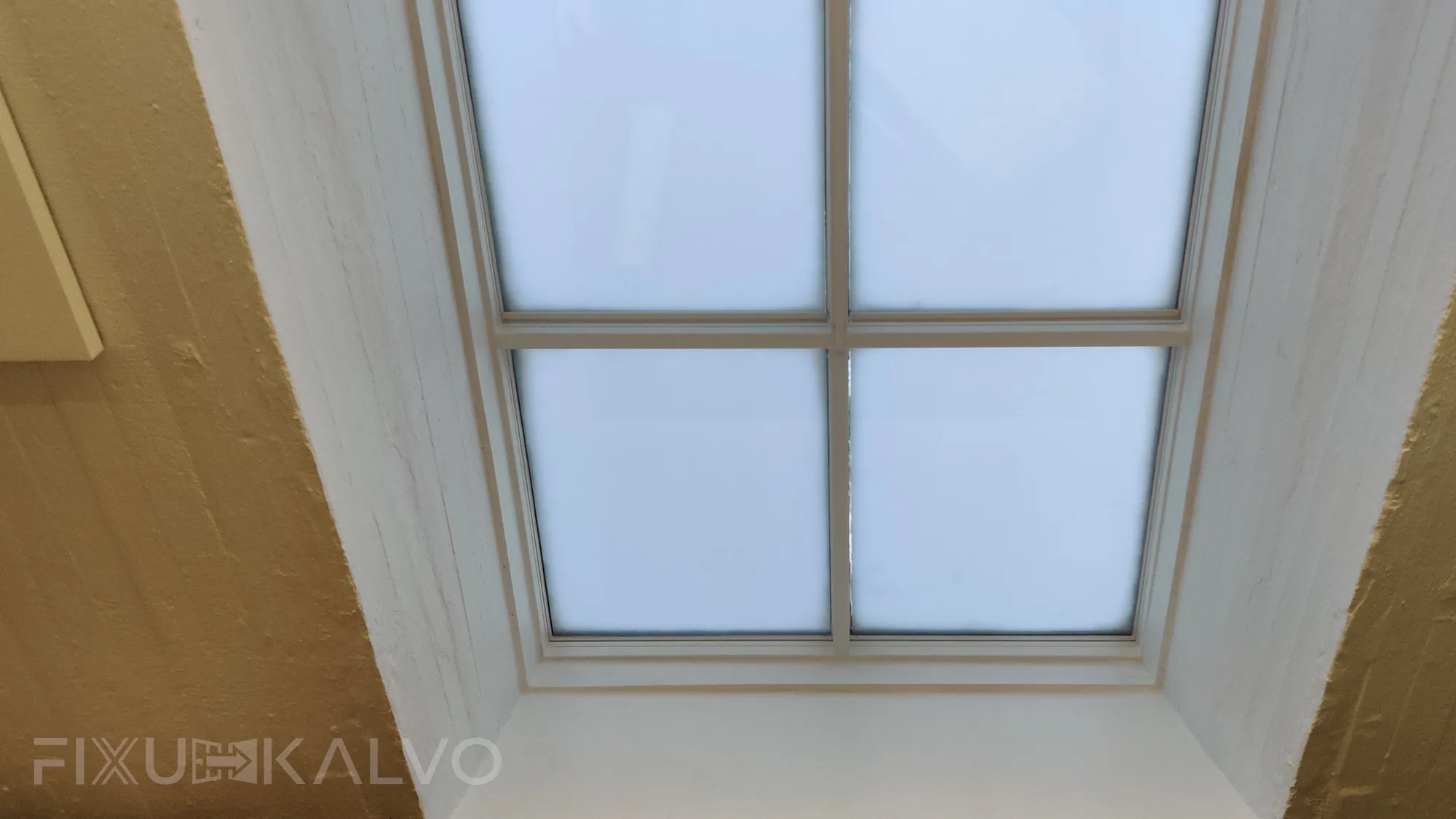 Älykalvot asennettu toimiston lapeikkunoihin