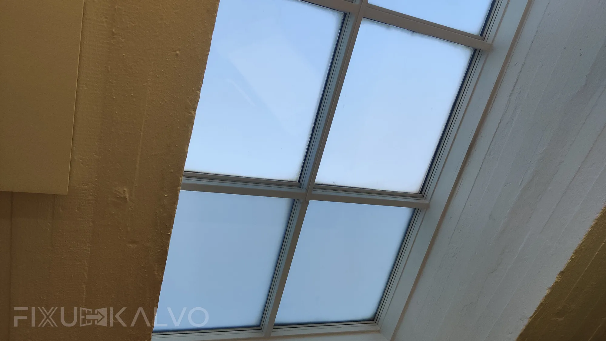 Älykalvot asennettu toimiston lapeikkunoihin