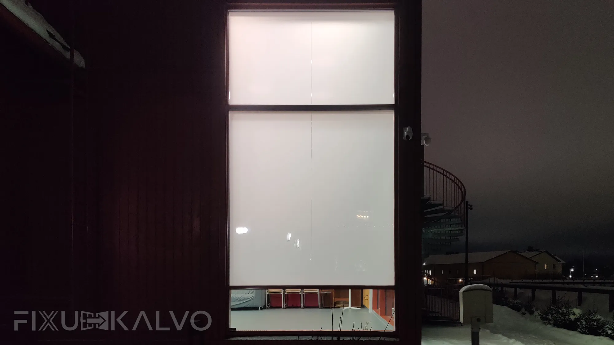 Älykalvot asennettu koulun ikkunoihin