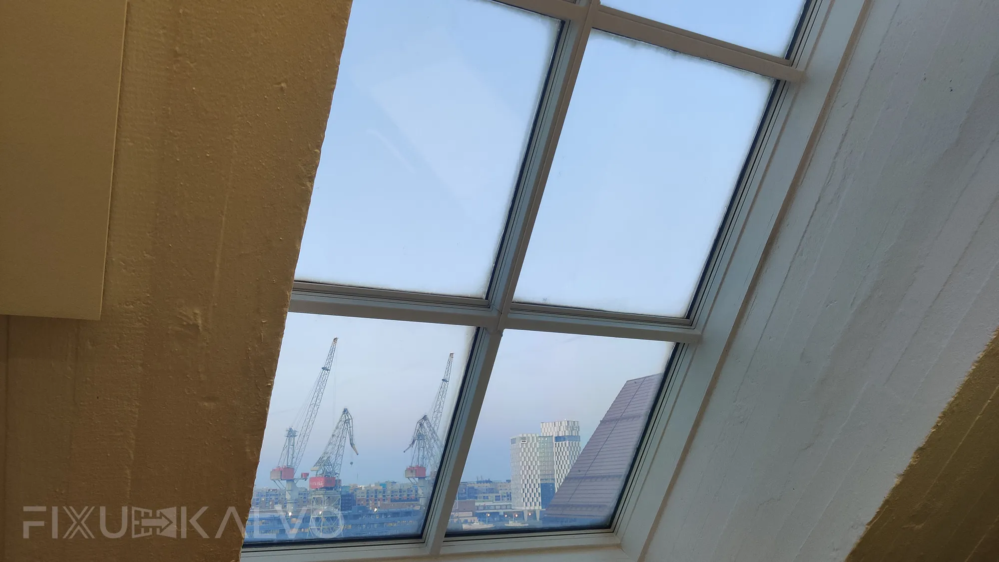 Älykalvot asennettu toimiston lapeikkunoihin