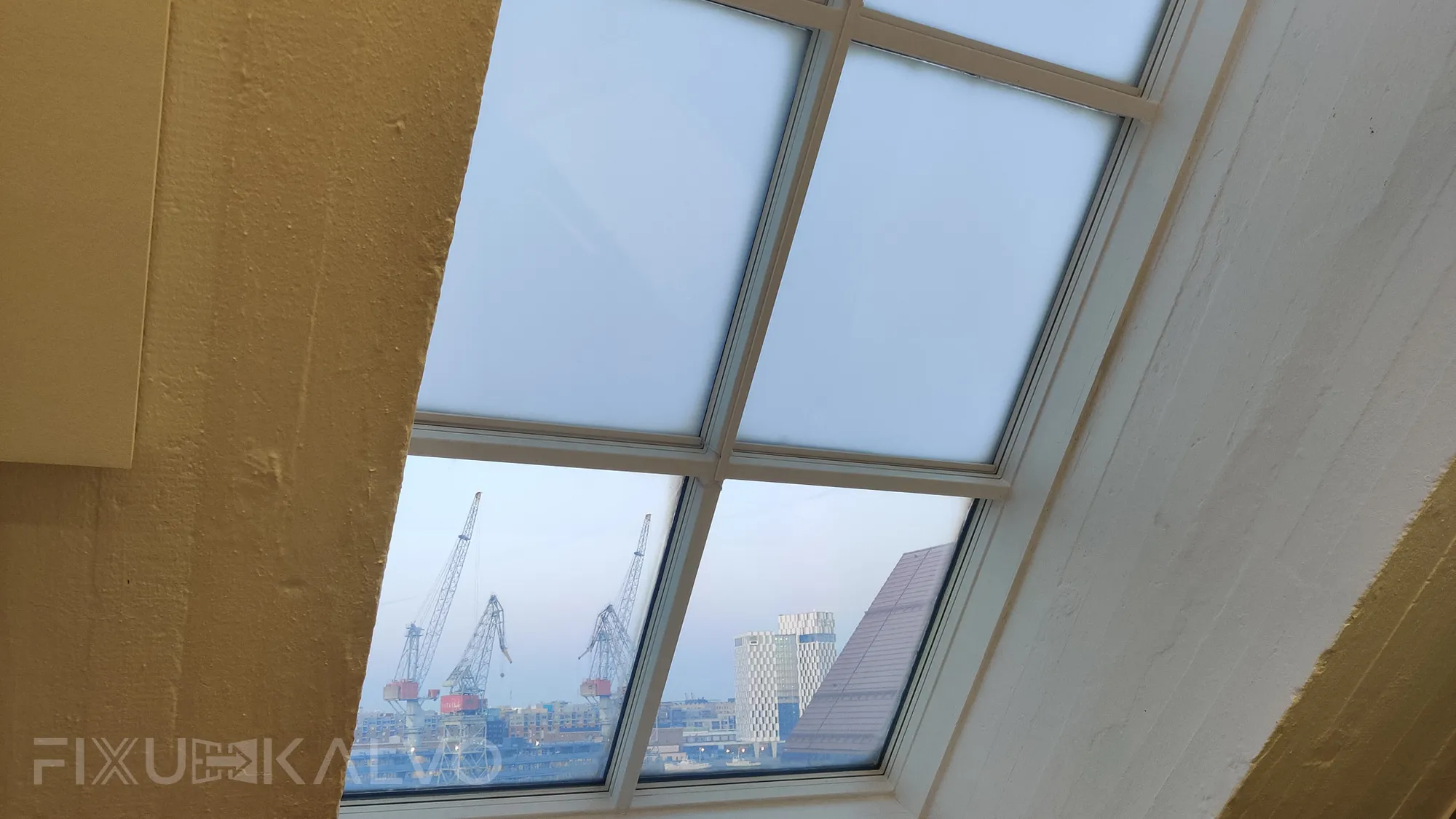 Älykalvot asennettu toimiston lapeikkunoihin