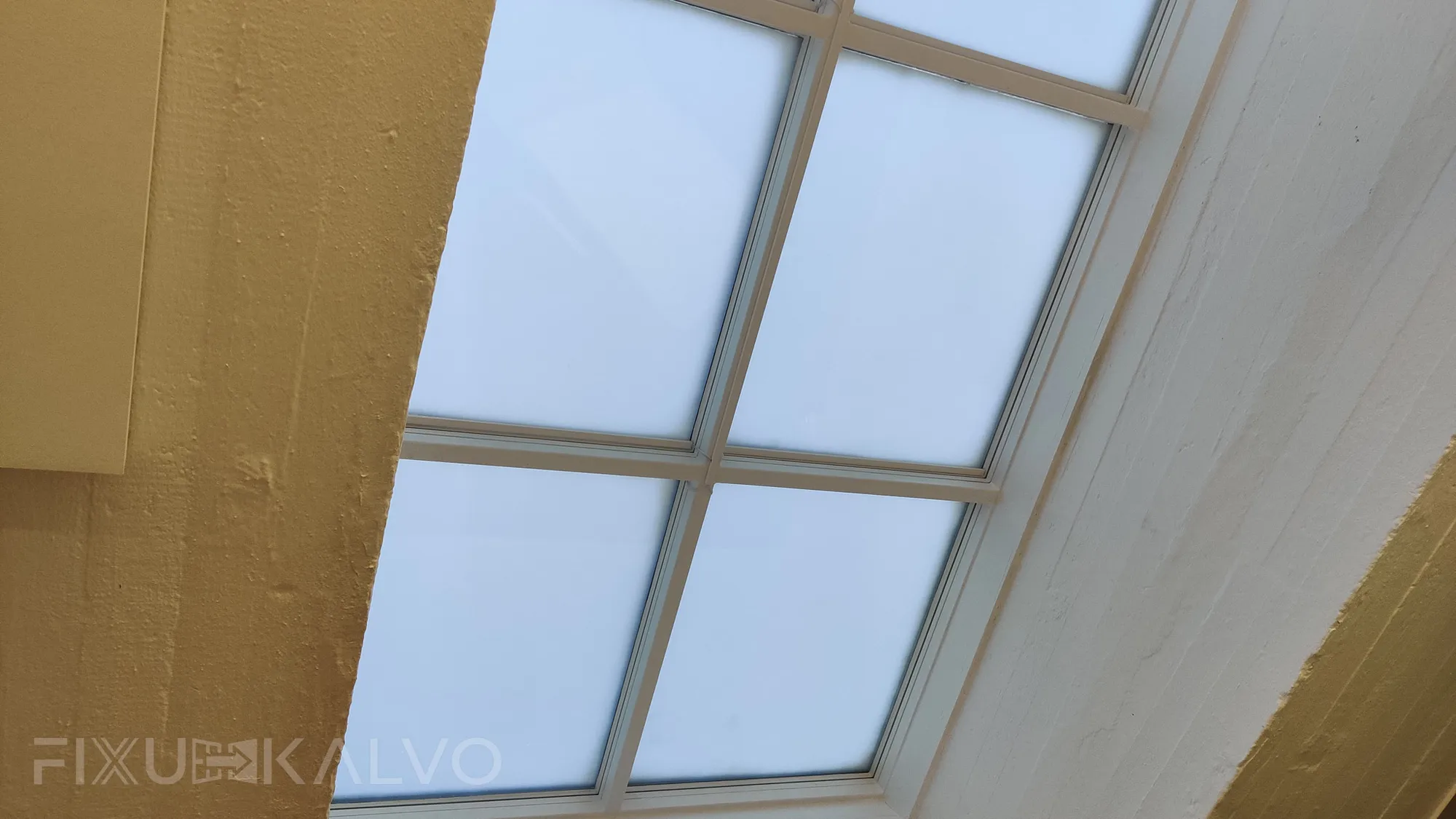 Älykalvot asennettu toimiston lapeikkunoihin