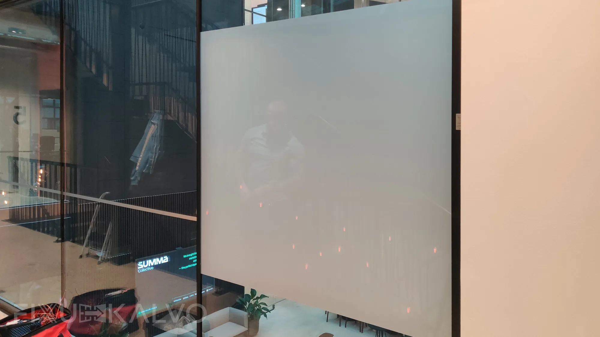 Älykalvojen asennustyö käytävään