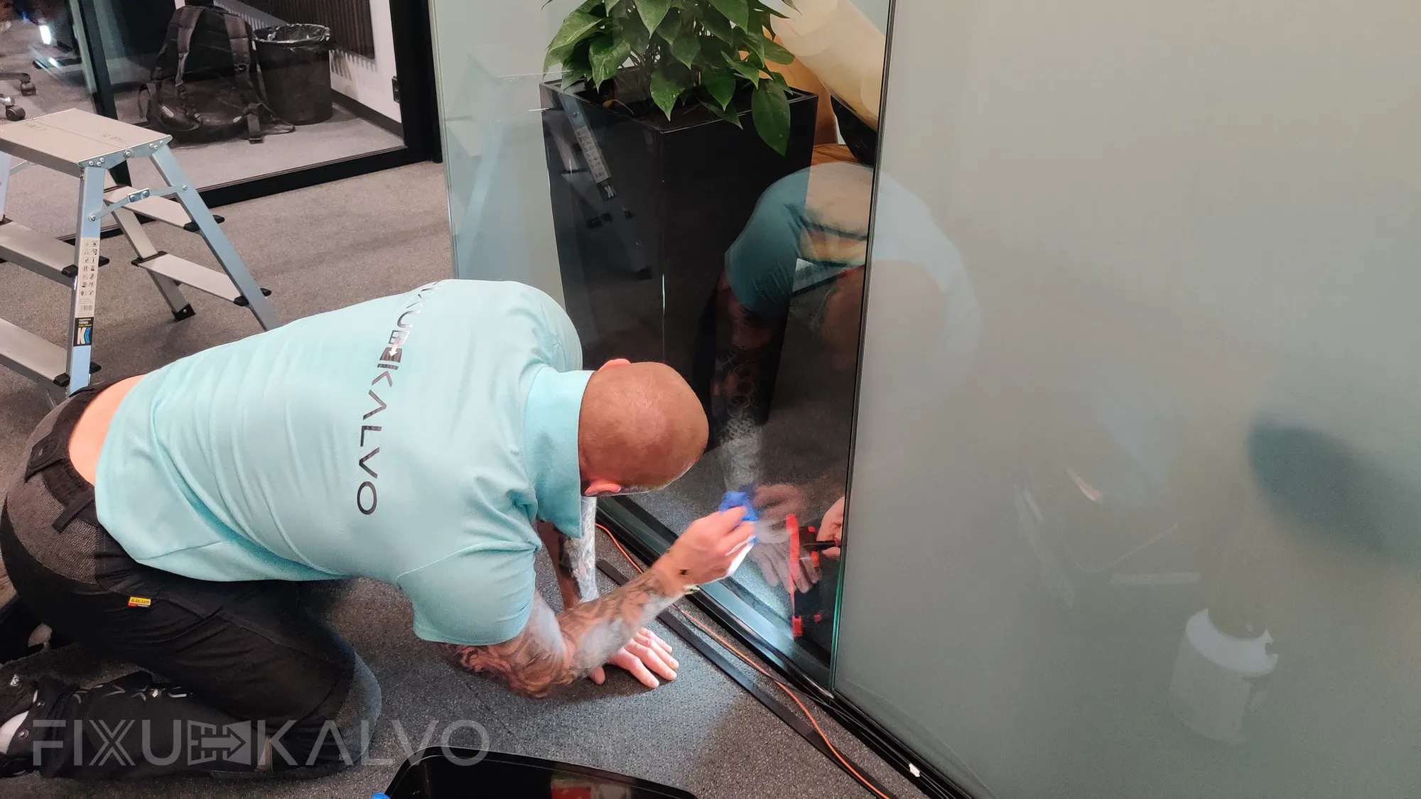 Älykalvojen asennustyö neuvotteluhuoneeseen