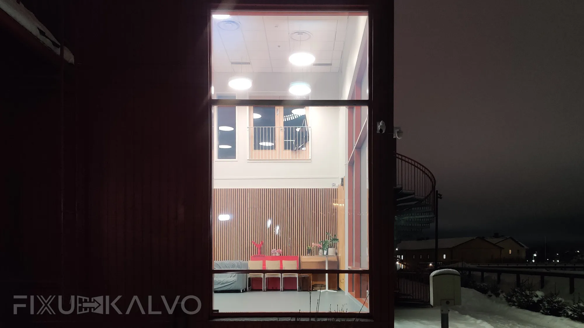 Älykalvot asennettu koulun ikkunoihin