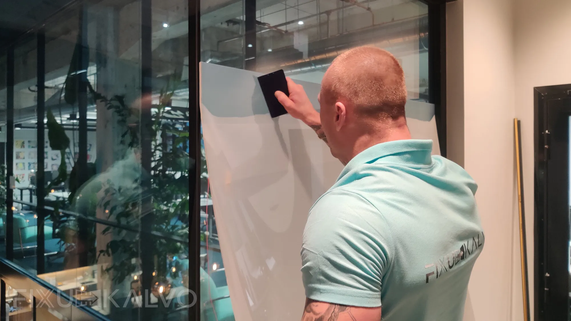 Älykalvojen asennustyö käytävään