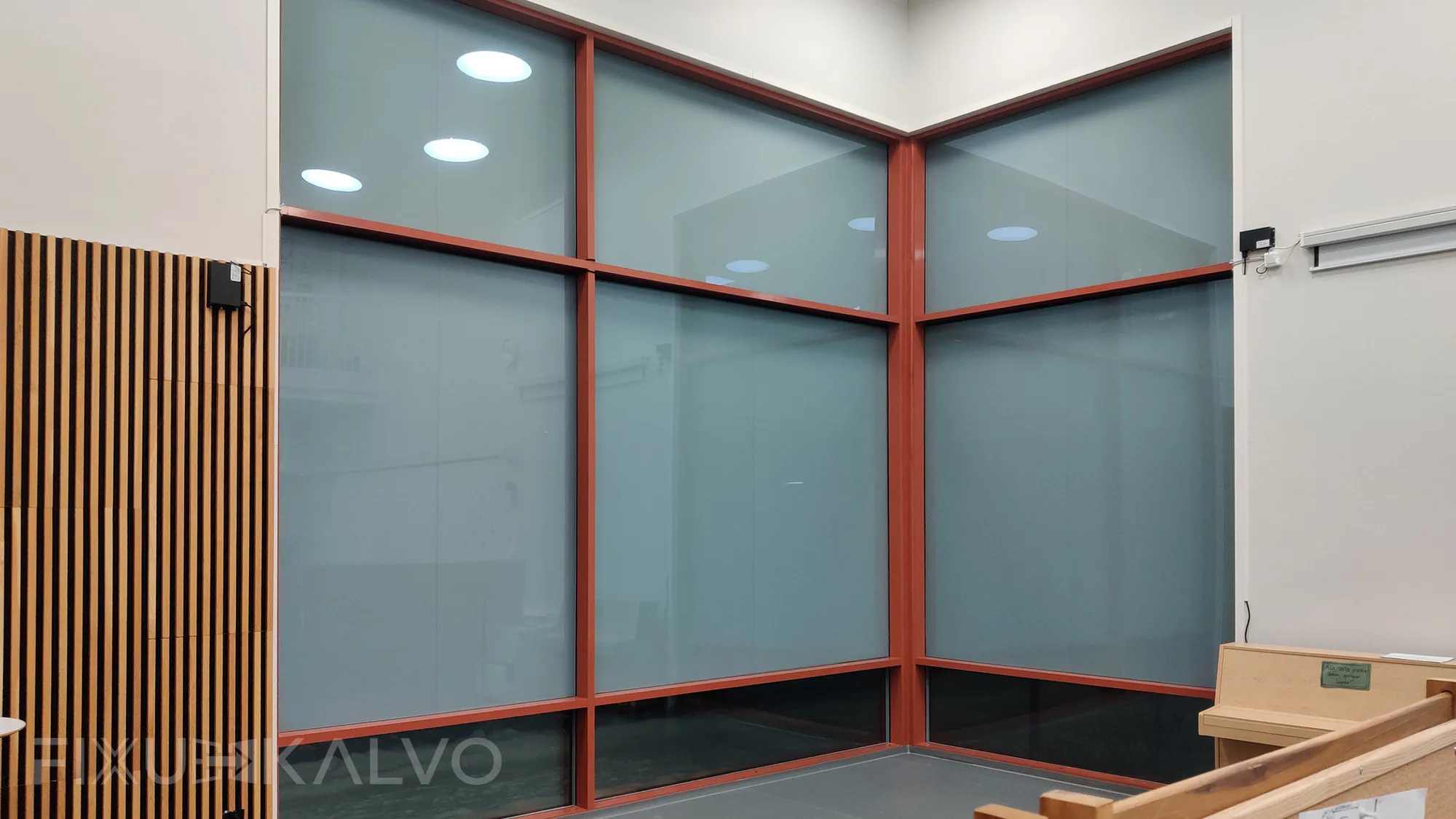 Älykalvot asennettu koulun ikkunoihin