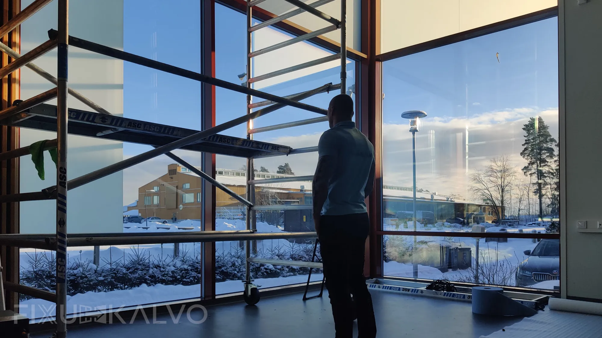 Älykalvojen asennustyö koulun ikkunoihin