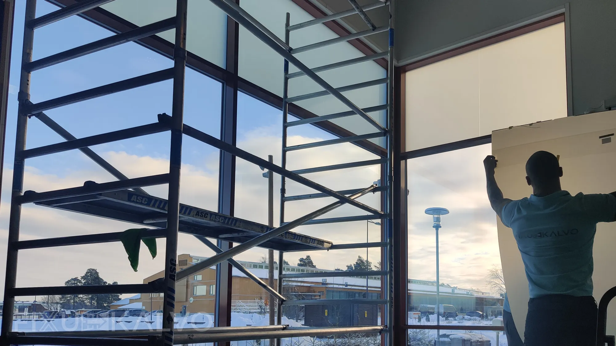 Älykalvojen asennustyö koulun ikkunoihin