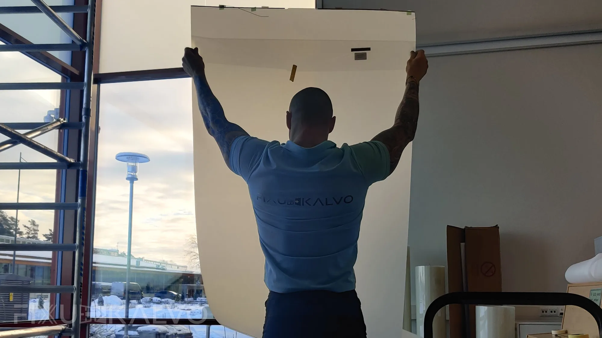 Älykalvojen asennustyö koulun ikkunoihin