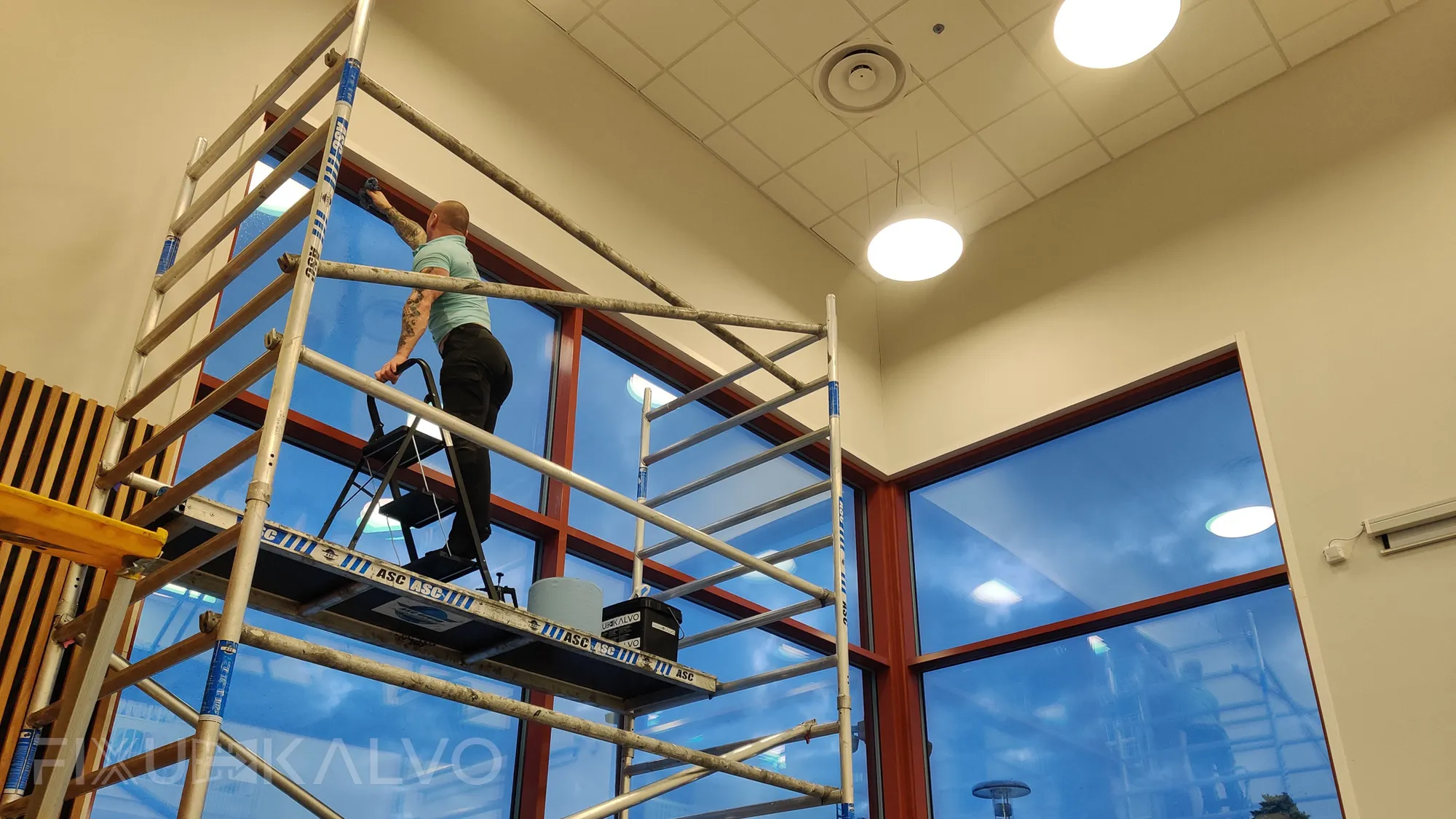 Älykalvojen asennustyö koulun ikkunoihin