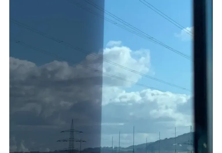 Itsetummuva aurinkosuojakalvo